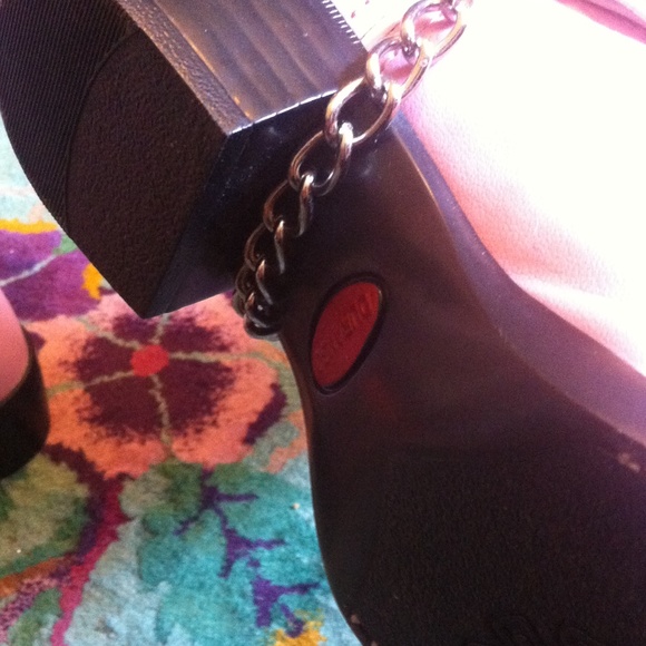 shoes - Picture 2 of 3