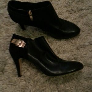 Vince Camuto Ankle booties size 8 black.