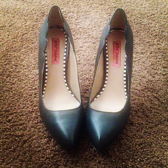 Betsy Johnson Raciee Black Leather Pump Size 9.5
