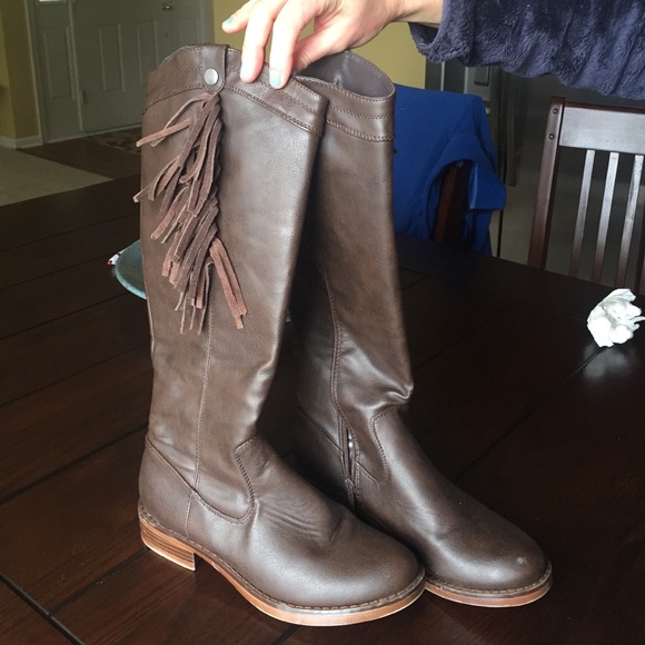 Brown boots with fringe
