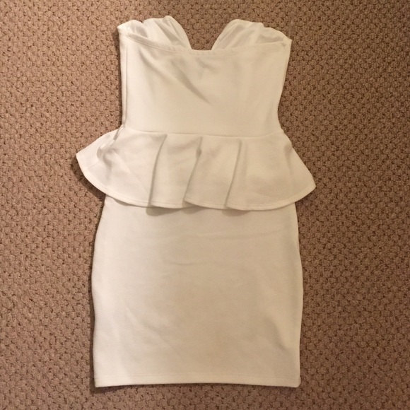 Adorable white dress - Picture 2 of 4