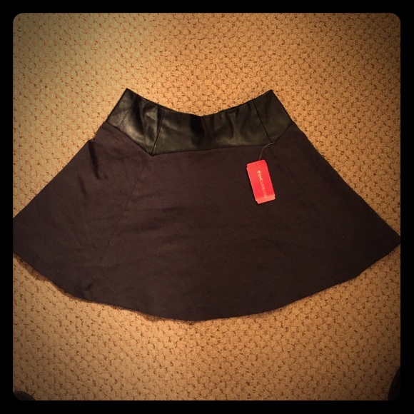 Super cute love culture skirt with TAG! - Picture 1 of 2