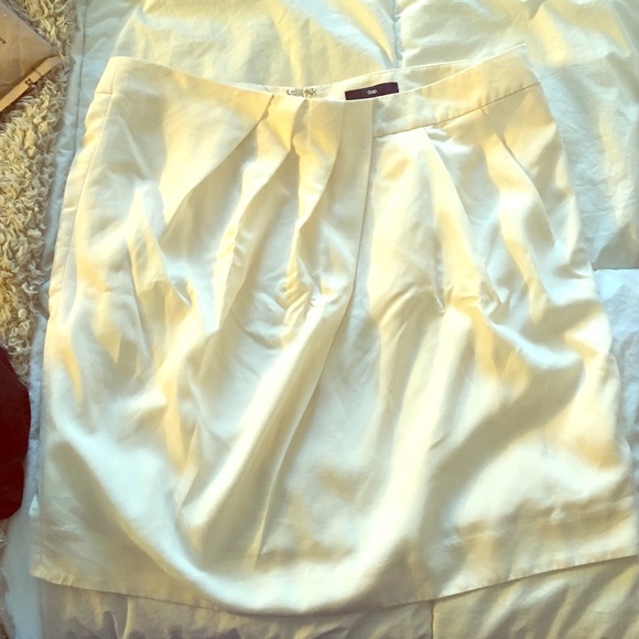 White skirt gap