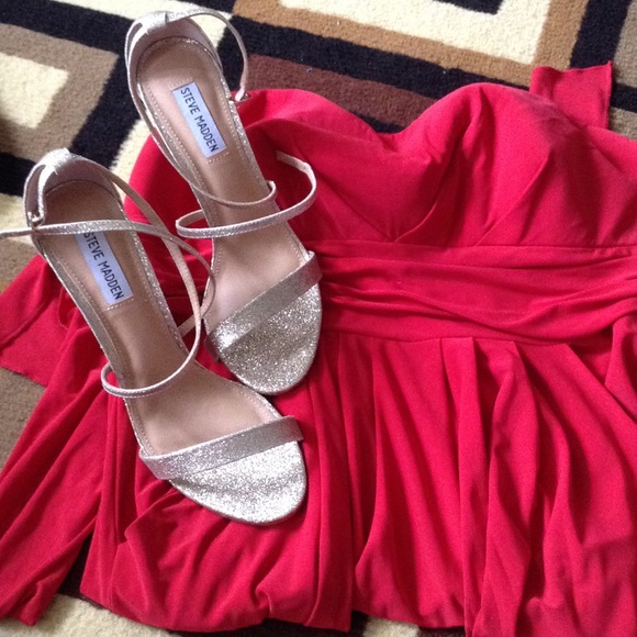 Strapless short red dress