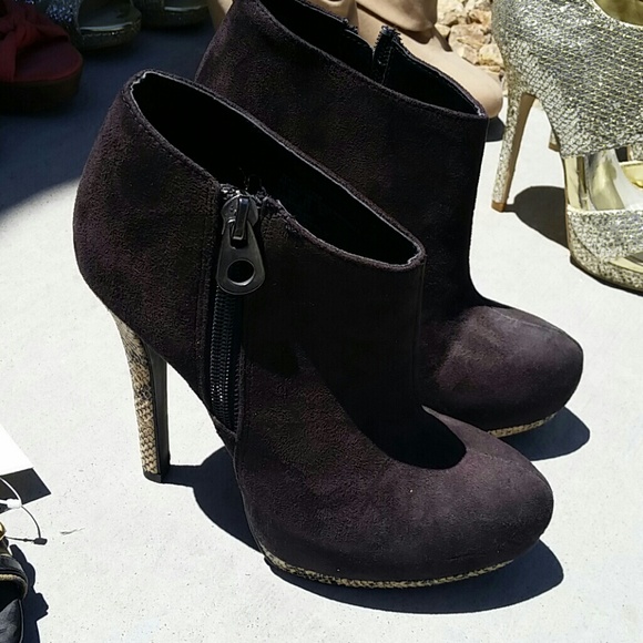 High heels with croc heel