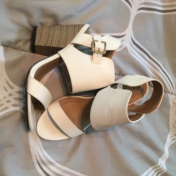 Women's metal buckle block heels sandal!