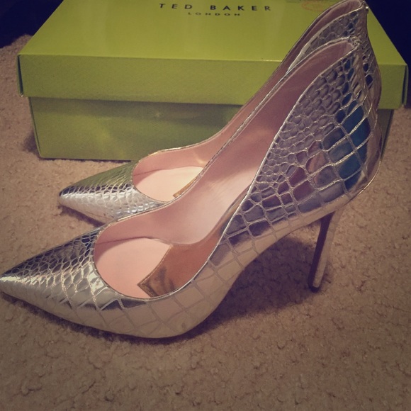 Ted Baker silver wing pump size 9