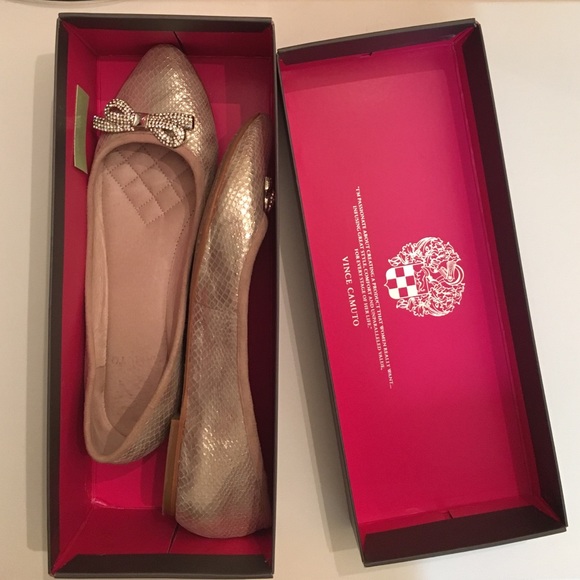 Silver metallic ballerina flats w/ jeweled bows!