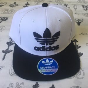 Adidas black and white snapback