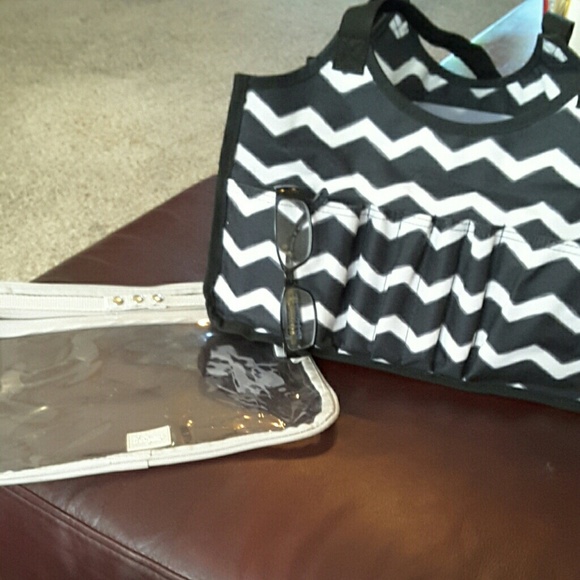 Thirtyone tote and snap on pocket