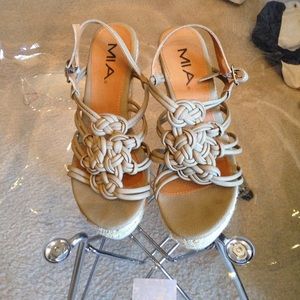 MIA cream knot wedges