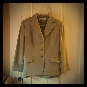 Tahari 2 piece skirt suit