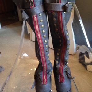 Bamboo grey boots with studs and red zipper