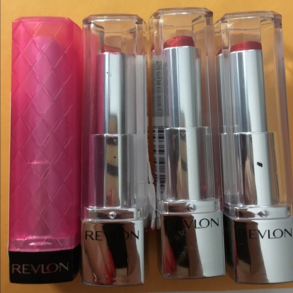 Revlon Lipstick Bundle  **FREE GIFT**