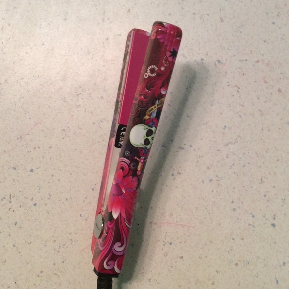 Mini pink skull straightener