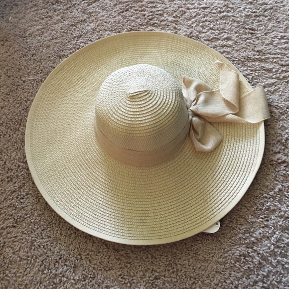 Summer hat with ribbon