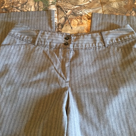 🚫SOLD🚫 Worthington Gray Pinstriped Pants - Picture 3 of 4
