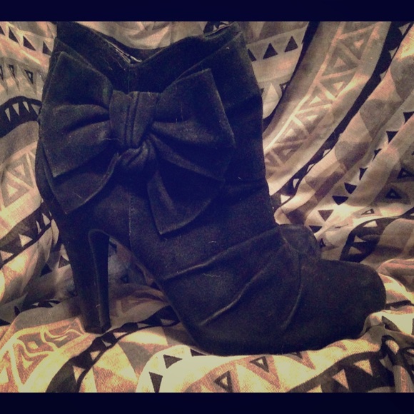 Size 7.5 Gianni Bini Suede Ankle Bootie 4" Heel