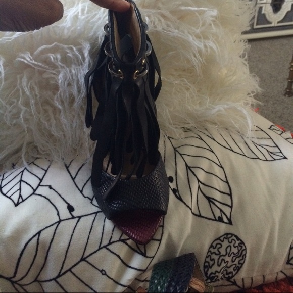 New Sandals by Gwen Steffani.fits like a 5.5 - Picture 2 of 3