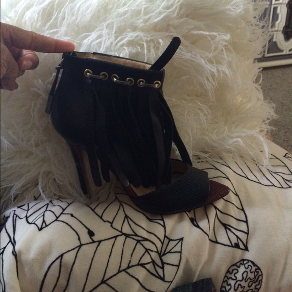 New Sandals by Gwen Steffani.fits like a 5.5 - Picture 3 of 3