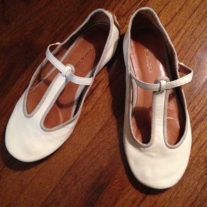 BCBG MAXAZRIA Flats