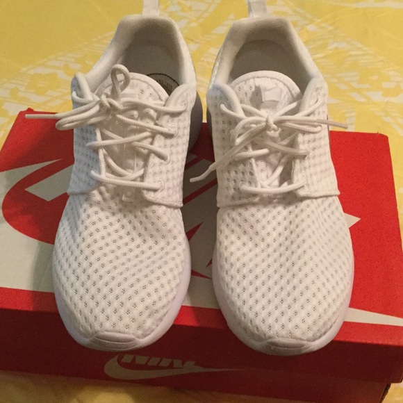PRICE FIRM GREAT CONDITION NIKE ROSHE