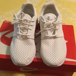 PRICE FIRM GREAT CONDITION NIKE ROSHE