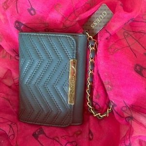 🆕Guess Chevron Pattern Wristlet🆕