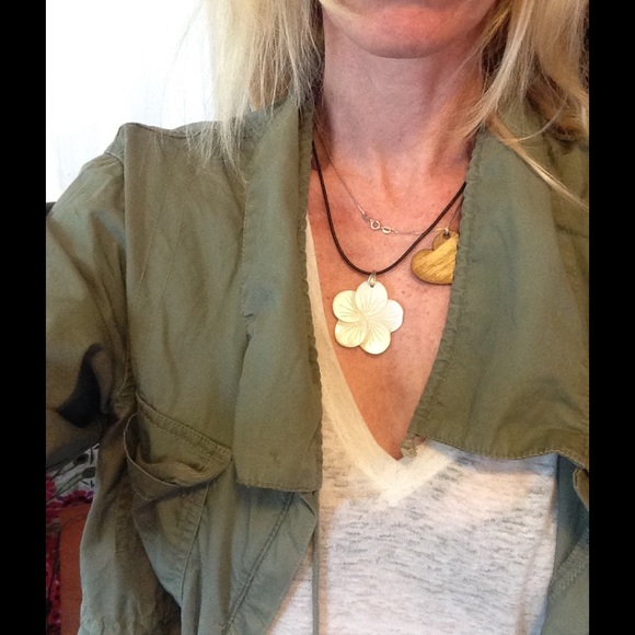 Gorgeous iridescent flower shell necklace! - Picture 2 of 2