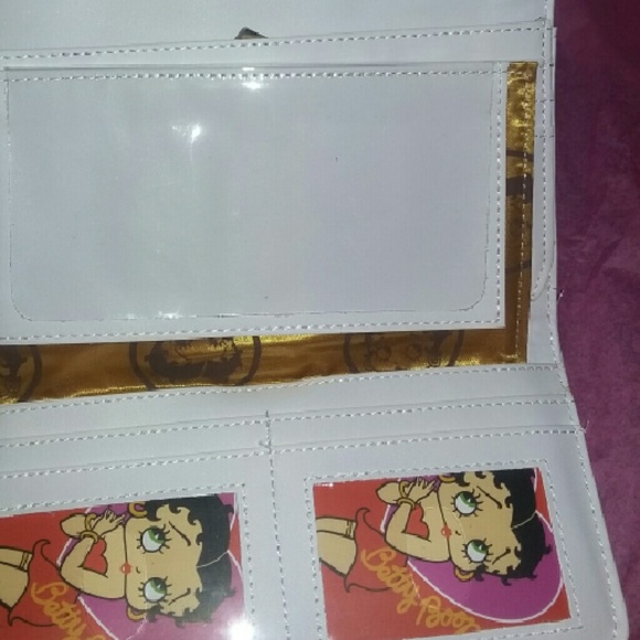SOLD Beautiful White Betty Boop Wallet - Picture 2 of 4