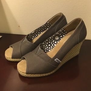 New Gray Toms canvas wedges