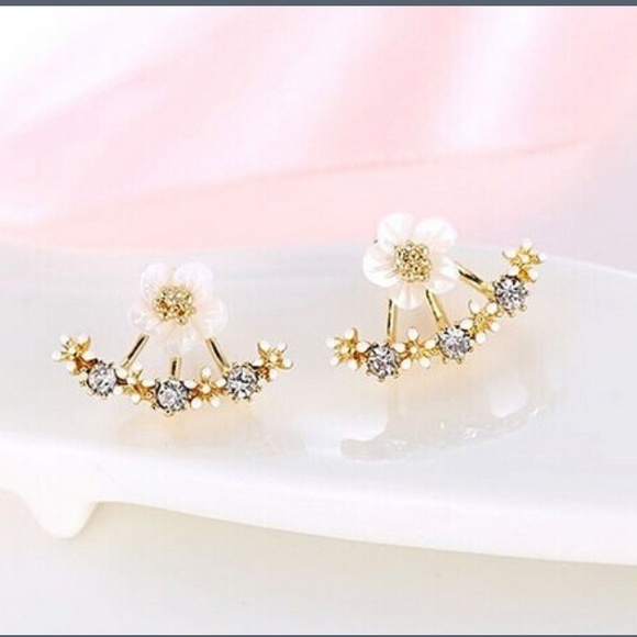 HP 6/6 !!!!💕💕💕Crystal Stud Floral Earrings - Picture 2 of 3