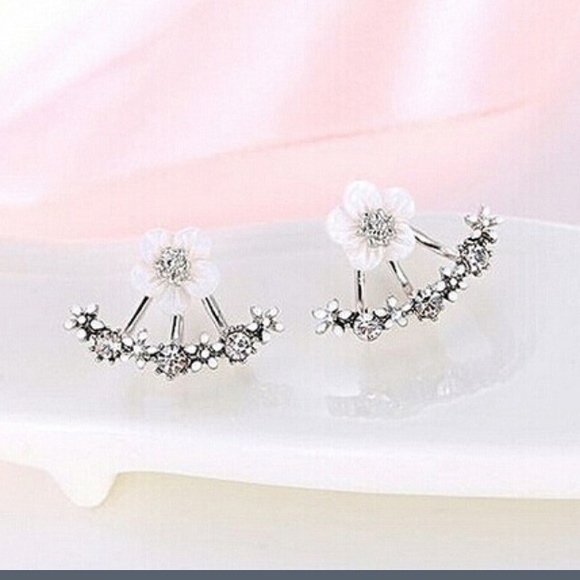 HP 6/6 !!!!💕💕💕Crystal Stud Floral Earrings - Picture 3 of 3