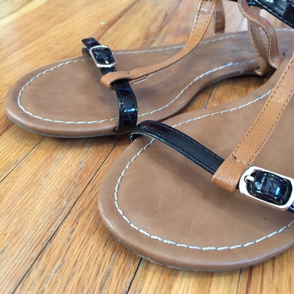 ☀️LAST CHANCE☀️ Black and Tan sandals - Picture 2 of 4