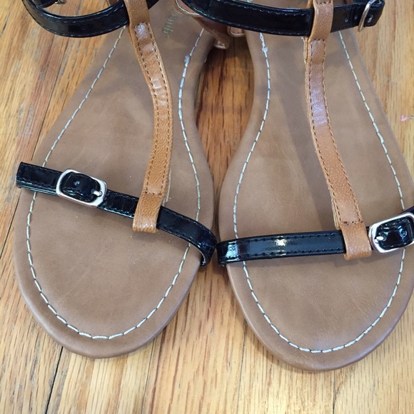 ☀️LAST CHANCE☀️ Black and Tan sandals - Picture 3 of 4