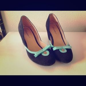 Black wedges with teal contrast