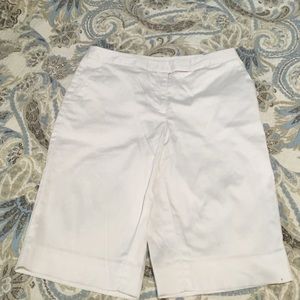 Jones New York shorts white size 6