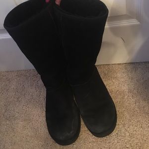 Used black Uggs