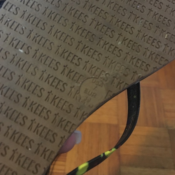tkees flip flop. - Picture 2 of 4