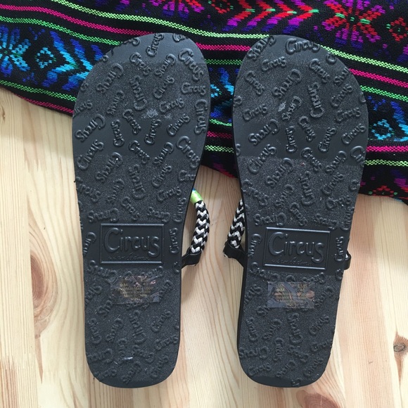 *SOLD* NWT. Sam Edelman Boho Flip Flops. Size 9. - Picture 3 of 4