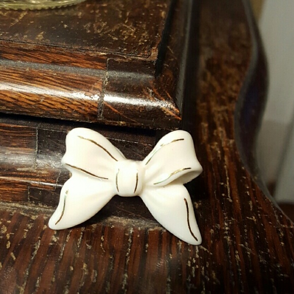 Lenox Cream and Gold Lapel Pin - Picture 2 of 4