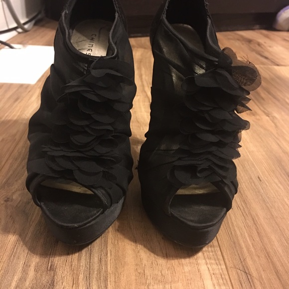 Women's black pumps - Picture 2 of 3