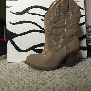 NWOT Adorable Cowgirl Boots
