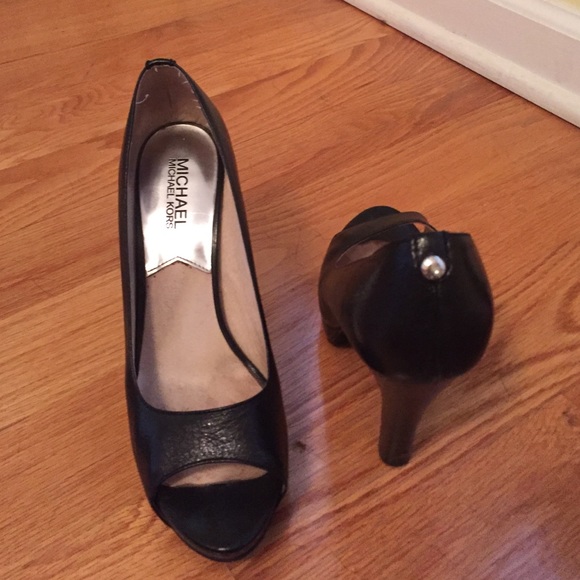 Michael Kora peep toe pumps!