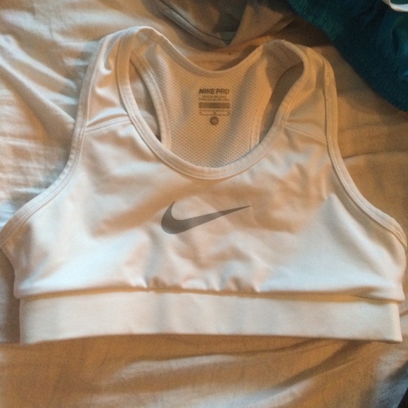 white nike sportsbra