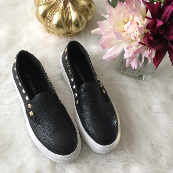 BLACK SNEAKER W/ GOLD DETAILS
