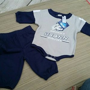 UCONN HUSKIES 2 Piece Infant Sweat Suit BNWT