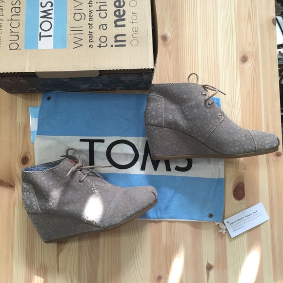 TOMS Shoes - Like new w/box. TOMS Dessert Wedge Taupe Print, 9