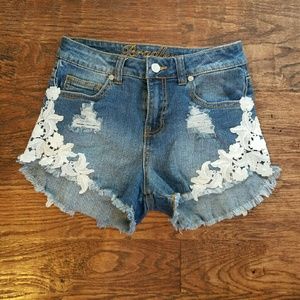 Detailed denim shorts
