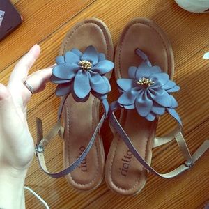 Size 10 Rialto flip flops